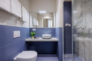 佛罗伦萨Dimora72的浴室配有卫生间、盥洗盆和淋浴。