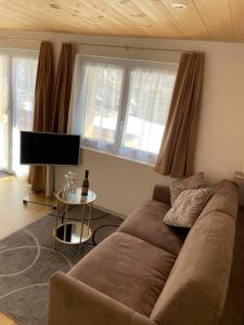 萨斯格伦德Apartment Bellavista的带沙发和电视的客厅