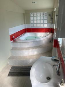 拉利伯塔德Hotel y Restaurante Rincón Familiar的带浴缸和盥洗盆的浴室