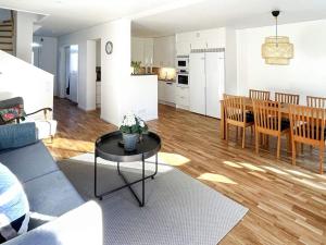 ArkösundHoliday home VIKBOLANDET II的客厅以及带沙发和桌子的厨房。