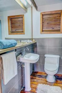 西区兰兹角酒店的一间带卫生间和水槽的浴室