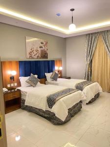 Abyār ‘Alīأزار للشقق الفندقية的酒店客房,卧室内设有两张床