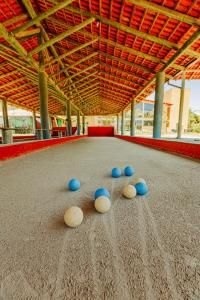 塞尔苏拉穆斯州长镇阿瓜斯帕尔马斯度假酒店的保龄球馆中央的四个蓝色球