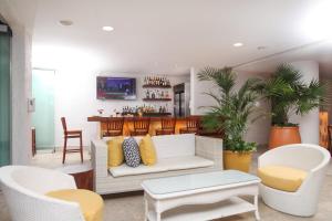 科苏梅尔墨西哥科苏梅尔之家的一间带白色沙发的客厅和一间酒吧