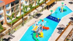 塞古罗港Apart Resort Beira Mar Mutá - PS的享有带游乐场的游泳池的顶部景致