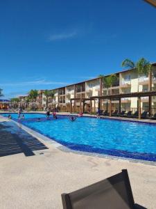 塞古罗港Apart Resort Beira Mar Mutá - PS的一个大型蓝色游泳池,里面有人