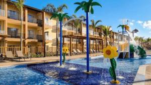 塞古罗港Apart Resort Beira Mar Mutá - PS的棕榈树和喷泉度假村的游泳池
