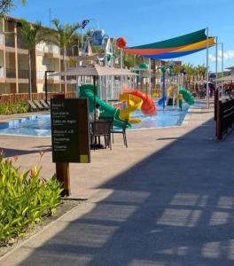 塞古罗港Apart Resort Beira Mar Mutá - PS的一个带滑梯水上公园的游乐场