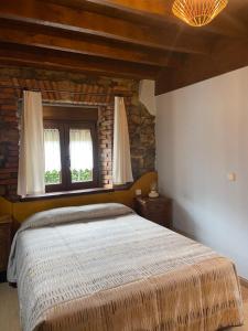 桑提亚纳德玛Posada La Llosa de Viveda - Adults Only的一间卧室设有一张大床和两个窗户。