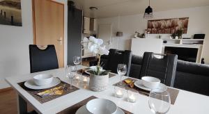 Diemelseediemelseeholiday romantisches Ferienhaus im Sauerland Nähe Willingen Winterberg的餐桌,带玻璃杯和白色菜肴