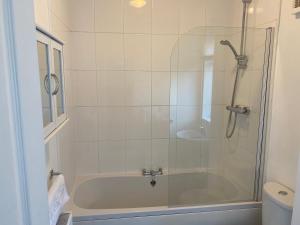 盖茨黑德Kitchener - Wonderful 2-Bedroom Apt Sleeps 5 Free Parking Free WiFi的带淋浴和浴缸的浴室