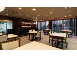 KanayamaIyashinoYado Akariya - Vacation STAY 74753v的餐厅设有桌椅和窗户。