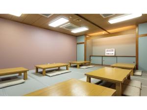 KanayamaIyashinoYado Akariya - Vacation STAY 74753v的教室里设有桌子和桌子