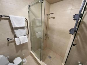 尼古拉耶夫FOX Rooms 90的带淋浴的浴室和玻璃门