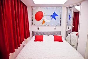 库拉海滩库拉索尔公寓酒店的一间卧室配有红色窗帘的床