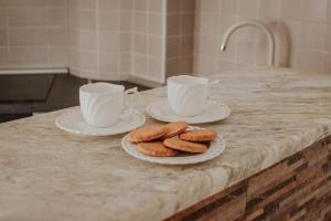 鲁马David 2的厨房柜台上的两盘饼干和两杯
