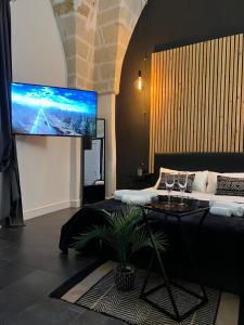 布林迪西Poesìa的客厅配有大屏幕平面电视