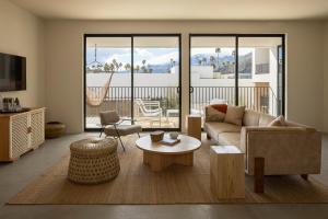 棕榈泉Drift Palm Springs的客厅配有沙发和桌子