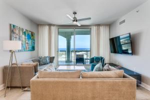 彭萨科拉海滩Portofino Island Resort Tower 2-703的客厅设有两张沙发,享有海景