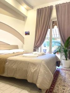 那不勒斯Terrazza Garibaldi的一间卧室设有一张床和一个大窗户
