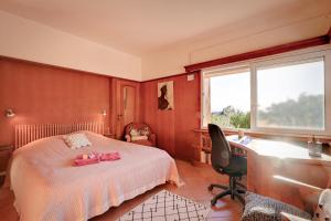 勒·雷约尔·卡纳德尔·苏尔莱斯尔斯德奥旅馆的一间卧室配有一张床、一张书桌和一个窗户。