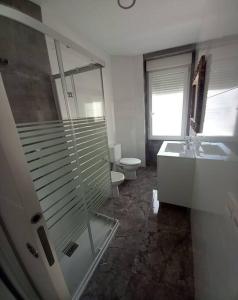 格拉德卡斯特利翁Apartamento cerca del puerto y del paseo的带淋浴、盥洗盆和卫生间的浴室