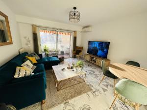 尼斯John Homestay Room in Nice的带沙发、桌子和电视的客厅
