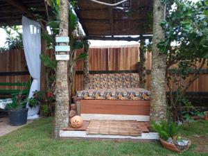 瓜尔达恩巴Essência da Guarda Surf House的花园凉亭的长凳