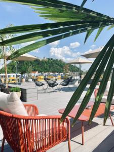 格拉茨林德酒店的一个带长椅和遮阳伞的庭院