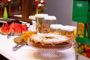 布卢梅瑙HOTEL DOMHOF的桌上放有水果蛋糕的桌子
