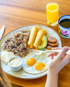 圣何塞Costa Rica Marriott Hotel Hacienda Belen的包括鸡蛋米饭和水果的早餐盘