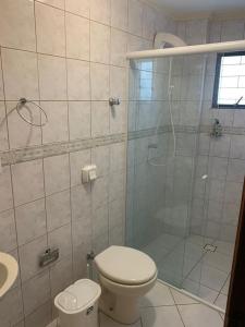 伊塔佩马Apartamento vista mar com 3 quartos e churrasqueira的带淋浴、卫生间和盥洗盆的浴室