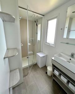 卢米奥Chez Mina的带淋浴和盥洗盆的白色浴室