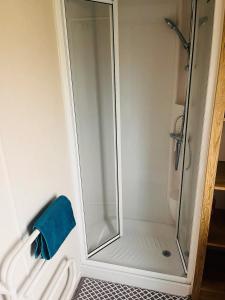 罗切斯特Kent Coast 3 bedroom holiday home的浴室里设有玻璃门淋浴