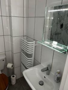 莱姆里吉斯Lucerne B&B的白色的浴室设有水槽和镜子