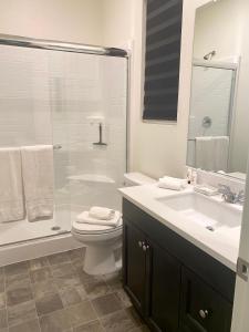 方塔纳Private Lux Apartment in a new community的浴室配有卫生间、盥洗盆和淋浴。