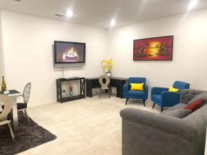 方塔纳Private Lux Apartment in a new community的带沙发的客厅和墙上的电视
