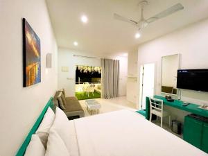 胡鲁马累浮游生物海滩酒店的一间设有床铺和客厅的房间