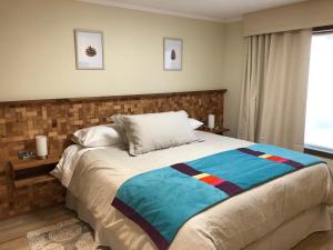 皮奇勒姆Lodge Crux的一间卧室配有一张带彩色毯子的床