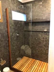 皮奇勒姆Lodge Crux的浴室设有木制长凳和淋浴