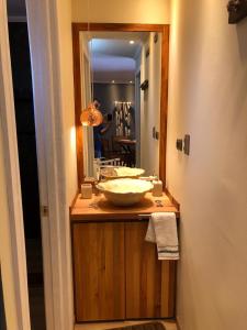 皮奇勒姆Lodge Crux的一间带水槽和镜子的浴室