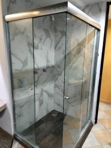墨西哥城Hotel Florencia的大理石客房内的玻璃淋浴间