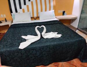 墨西哥城Hotel Florencia的一张带两个白色毛巾的床