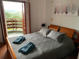 坎波斯杜若尔当Ed Belvedere Lindo Apto Capivari 190m2的一间卧室配有一张带两个蓝色枕头的床