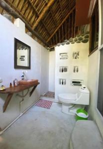 El Paredón Buena VistaBavaria Surf House的一间带卫生间和水槽的浴室