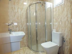 努瓦迪布Hotel El Medina的带淋浴、卫生间和盥洗盆的浴室