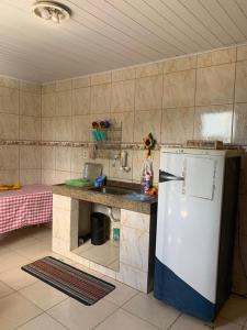 阿布拉奥Pousada Korui的厨房配有柜台和白色冰箱。
