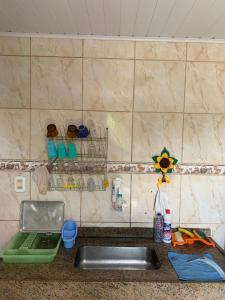 阿布拉奥Pousada Korui的厨房台面上设有水槽和台面
