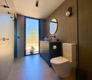 MintaroCasa Barbera的一间带卫生间、水槽和镜子的浴室