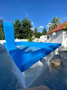 特尔马斯德里奥翁多Termas de Río Hondo Casona Laconte的游泳池顶上的蓝色椅子